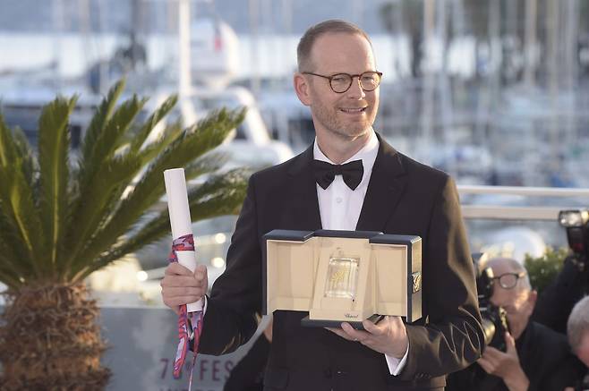 영화 '센티멘털 밸류'로 칸 영화제 심사위원대상을 받은 덴마크 출신 노르웨이 감독 요아킴 트리에르가 24일(현지시간) 프랑스 칸 팔레 데 페스티발에서 기념사진을 찍고 있다. UPI 연합뉴스