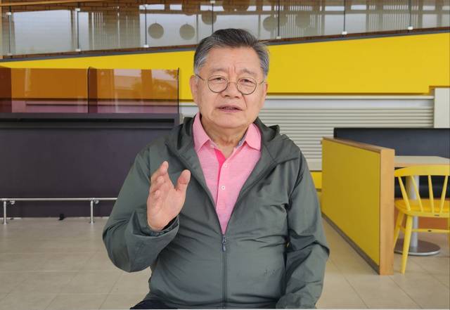 WGN 이사장 임현수 목사가 21일 일본 나가사키현 사세보의 한 카페에서 일본 복음화와 북한 선교의 연결성을 이야기하고 있다.