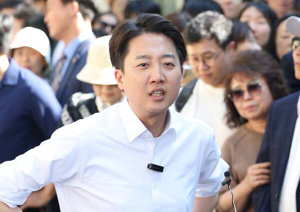 개혁신당 이준석 대선후보가 25일 서울 종로구 종묘 인근 서순라길에서 유세 시작 전 발언하고 있다. 연합뉴스