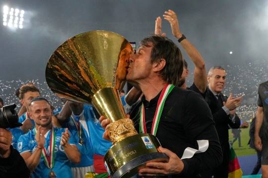 우승 트로피에 입 맞추는 안토니오 콘테 나폴리 감독. 사진[AP=연합뉴스]