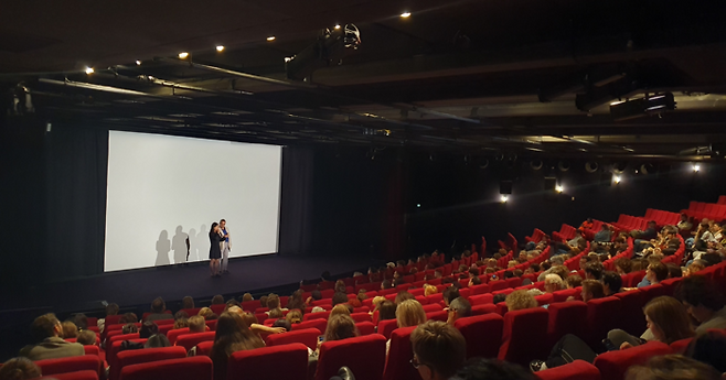 22일(현지시간) 팔레 드 페스티벌 5층 뷔뉴엘 극장에서 관객들과 만난 허가영 감독. 이날 상영에선 라 시네프 부문 16편 중 4편이 상영됐는데, 네 번째로 상영된 허 감독의 ‘첫여름’은 가장 큰 박수를 받았다. 허 감독의 ‘첫여름’은 이날 저녁 발표된 수상자 명단에서 1등상을 수상했다. [김유태 기자]