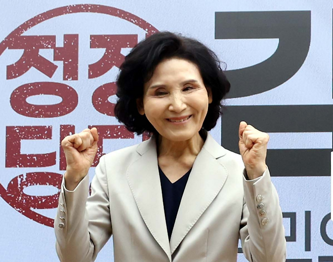국민의힘 김문수 대선후보 배우자 설난영 여사가 21일 서울 여의도 중앙당사에서 열린 정정당당여성본부 필승결의대회에서 인사말을 마친 뒤 파이팅하고 있다. [사진=연합뉴스]
