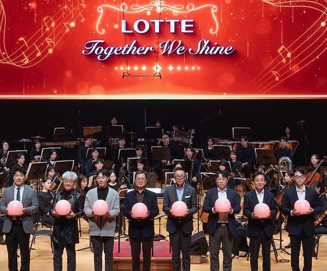 지난 3월 서울 송파구 롯데콘서트홀에서 열린 '2025 롯데 행복나눔 동행콘서트'에서 이달곤 동반성장위원장(왼쪽에서 네번째).