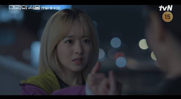 24일 첫 방송된 tvN 토일드라마 ‘미지의 서울’에서는 일란성 쌍둥이 자매 유미지, 유미래(박보영 1인 2역)의 과거와 현재가 교차하며 위태로운 삶의 단면이 그려졌다. 사진=‘미지의 서울’ 캡처