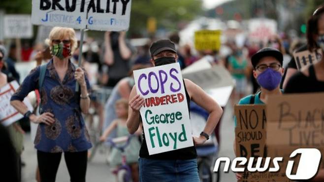 2020년 5월 미국 미네소타주 미니애폴리스 지역에서 흑인 남성 조지 플로이드가 현지 경찰의 과잉 진압으로 사망하자 시민들이 거리로 나와 시위를 벌이고 있는 모습. /AFPBBNews=뉴스1