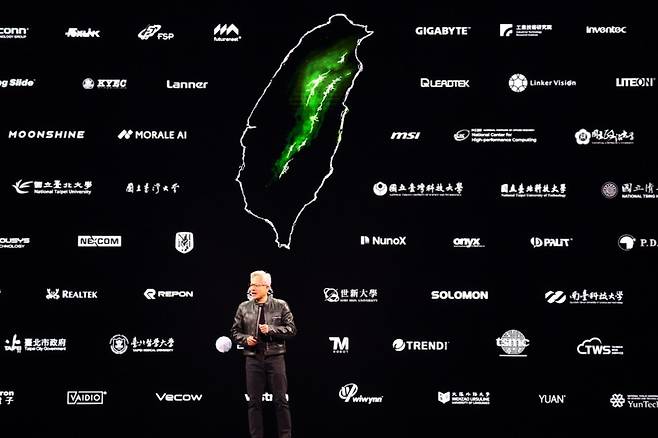 젠슨 황 엔비디아 CEO와 협력업체 명단/사진=대만 인터넷