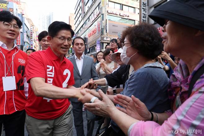 (광명=뉴스1) 이광호 기자 = 김문수 국민의힘 대통령 후보가 22일 경기 광명시 철산로데오거리에서 열린 유세에 참석해 지지를 호소하고 있다. (공동취재) 2025.5.22/뉴스1  Copyright (C) 뉴스1. All rights reserved. 무단 전재 및 재배포,  AI학습 이용 금지. /사진=(광명=뉴스1) 이광호 기자