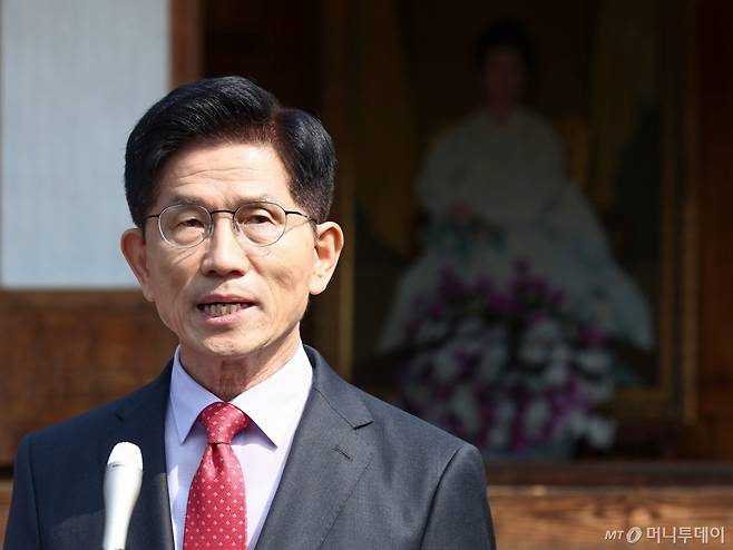 (옥천=뉴스1) 김민지 기자 = 김문수 국민의힘 대통령 후보가 25일 오전 충북 옥천군 박정희 전 대통령의 부인 육영수 여사 생가를 둘러본 뒤 현안 관련 브리핑을 하고 있다. 2025.5.25/뉴스1  Copyright (C) 뉴스1. All rights reserved. 무단 전재 및 재배포,  AI학습 이용 금지. /사진=(옥천=뉴스1) 김민지 기자