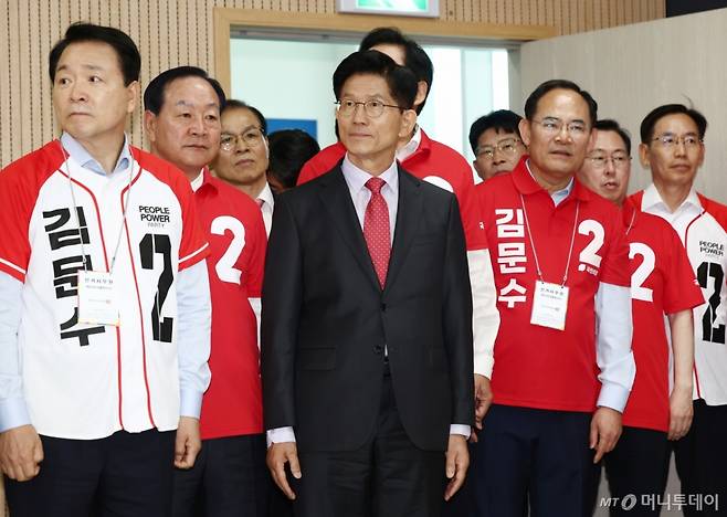 (계룡=뉴스1) 김민지 기자 = 김문수 국민의힘 대통령 후보가 25일 오전 충남 계룡시 계룡 병영체험관에서 "국방을 새롭게, 선진 강군 육성" 국방 공약 발표를 하기 위해 들어서고 있다. 2025.5.25/뉴스1  Copyright (C) 뉴스1. All rights reserved. 무단 전재 및 재배포,  AI학습 이용 금지. /사진=(계룡=뉴스1) 김민지 기자