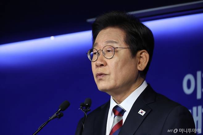 [서울=뉴시스] 고승민 기자 = 이재명 더불어민주당 대선 후보가 25일 서울 여의도 당사에서 기자간담회를 하고 있다. 2025.05.25. kkssmm99@newsis.com /사진=고승민