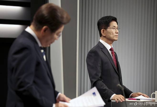 [서울=뉴시스] 국회사진기자단 = 김문수 국민의힘 대선후보가 23일 서울 영등포구 KBS본관 스튜디오에서 열린 중앙선거방송토론위원회 주관 제21대 대통령선거 2차 후보자 토론회 준비를 하고 있다. 왼쪽은 이재명 더불어민주당 후보. 2025.05.23. /사진=