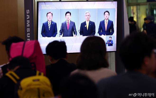 [서울=뉴시스] 박주성 기자 = 중앙선거방송토론위원회 주관 제21대 대통령선거 2차 후보자 토론회가 열린 23일 서울역 대합실에서 시민들이 토론회를 시청하고 있다. 2025.05.23. park7691@newsis.com /사진=