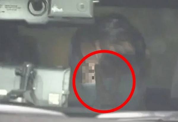 일본에서 20대 여성 승객에게 수면제를 먹이고 성폭행한 택시기사가 체포됐다. 사진은 택시기사가 지난해 10월 경찰에 연행되며 카메라를 향해 '브이'를 하는 모습. /사진=현지 매체 캡처