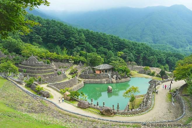 MZ들 사이에서 인생샷 명소로 떠오른 삼성궁 꼭대기 마고성. /사진=한국관광공사
