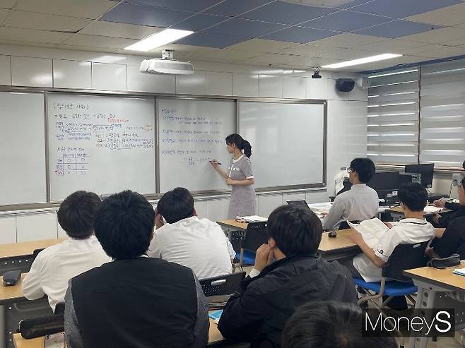 이씨는 교사로서 자부심을 느끼고 있지만 직장인으로서의 애환도 있다. 사진은 수업 중인 이씨. /사진=독자제공