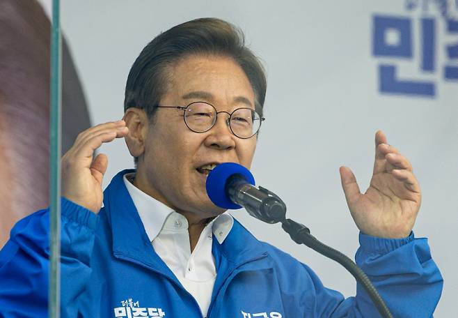 이재명 더불어민주당 대통령 후보가 24일 오후 경기도 안산시 단원구 안산문화광장에서 시민들에게 지지를 호소하고 있다. /사진=뉴스1