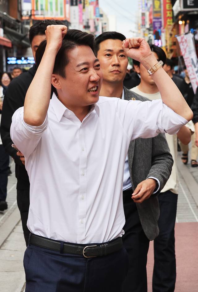 이준석 개혁신당 대선 후보가 24일 경기도 수원시 팔달구 수원역 로데오거리에서 시민들에게 인사하고 있다.  연합뉴스