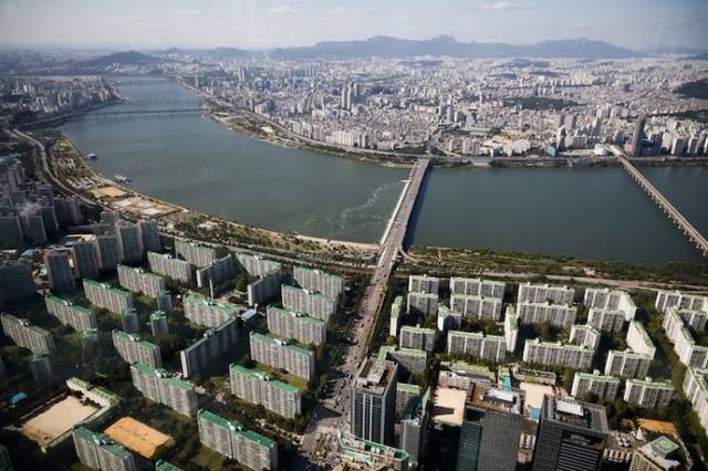 중국의 한국 일본 등에서 전략적 요충지 토지 구입이 늘어나는 가운데 서울 강남과 용산의 아파트 단지가 보인다. 로이터/연합뉴스