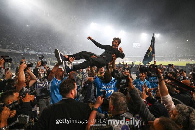 콘테 감독(위) 우승 '헹가레'를 받고 있다. /게티이미지코리아