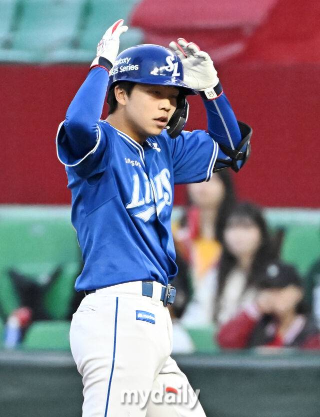 29일 오후 인천광역시 문학동 SSG랜더스필드에서 진행된 '2025 프로야구 KBO리그' SSG랜더스와 삼성라이온즈의 경기. 삼성 양도근이 3회초 무사1루서 안타를 친 뒤 환호하고 있다./마이데일리