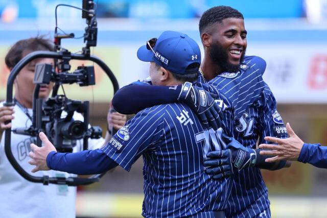 끝내기 홈런을 친 르윈 디아즈를 안아주는 박진만 감독./삼성 라이온즈