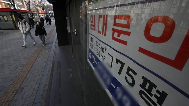 서울 서대문구 신촌 연세로의 한 점포에 임대 안내문이 부착된 모습 [헤럴드경제DB]