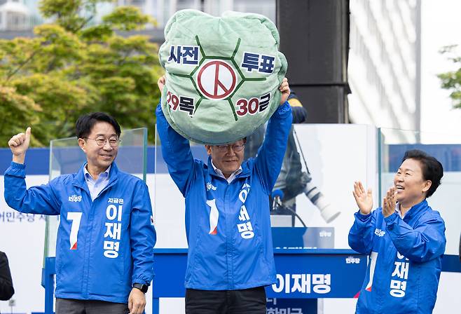 이재명 더불어민주당 대선후보가 24일 경기 시흥시 배곧아브뉴프랑센트럴광장에서 열린 유세에서 사전투표를 독려하고 있다. [연합]