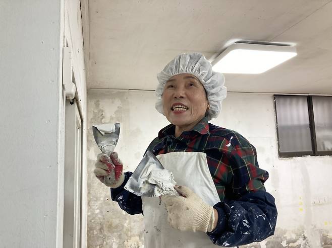 안란자 여사가 빠데를 들고 작업하는 모습. 손인규 기자