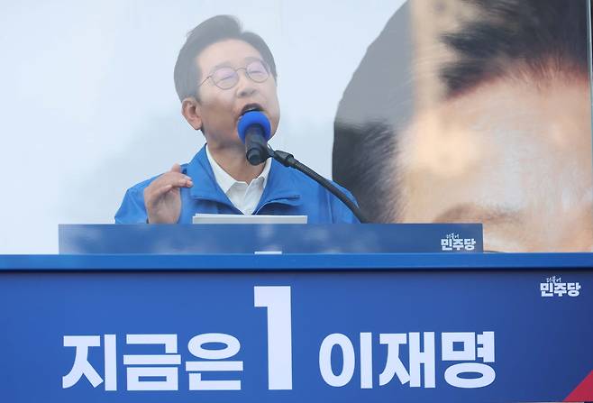 이재명 더불어민주당 대선후보가 25일 충남 아산 탕정역 한들물빛공원에서 열린 집중 유세에서 유권자들에게 지지를 호소하고 있다. [연합]