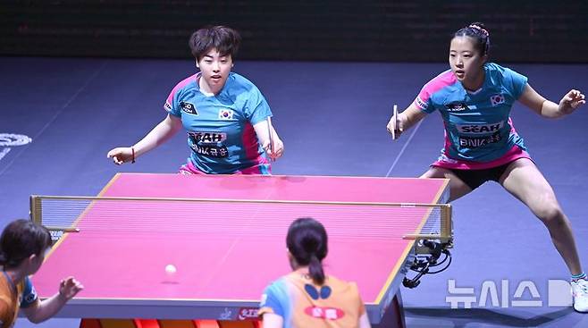 [도하(카타르)=뉴시스] 사진공동취재단 = 신유빈, 유한나가 22일(현지 시간) 카타르 도하 루사일 아레나에서 열린 2025 국제탁구연맹(ITTF) 세계선수권대회 여자복식 8강 일본 오도 사츠키, 요코이 사쿠라와 경기를 펼치고 있다. 2025.05.23. photo@newsis.com