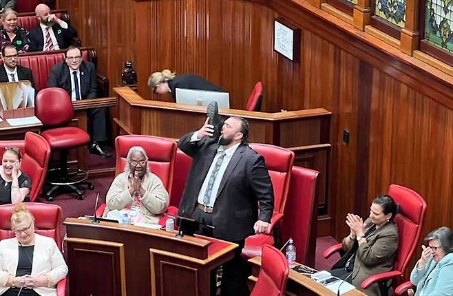 [서울=뉴시스] 슈이를 선보이는 카일 맥긴 호주 상원 노동당 의원.(사진=WAtoday 보도 갈무리) *재판매 및 DB 금지