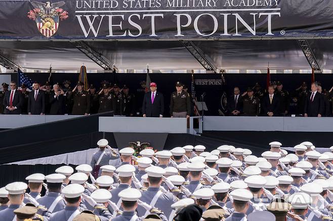 [웨스트포인트=AP/뉴시스]도널드 트럼프 미국 대통령이 24일(현지 시간) 미국 육군사관학교(웨스트포인트) 졸업식에서 연설하고 있다. 2025.05.25.