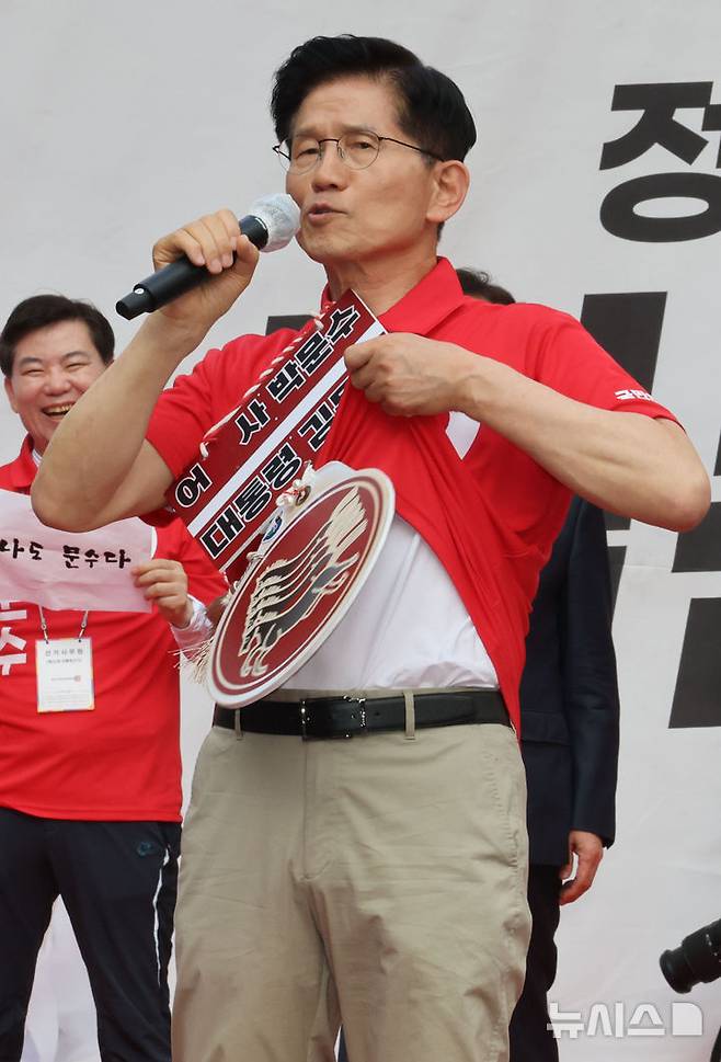 [광명=뉴시스] 고승민 기자 = 김문수 국민의힘 대선 후보가 22일 경기 광명시 철산로데오거리에서 유세를 하고 있다. (공동취재) 2025.05.22. photo@newsis.com