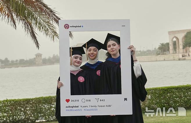 [바그다드=AP/뉴시스]바그다드 아메리컨대학교 첫 졸업식에서 졸업생들이 사담 후세인의 옛 궁전인 인공섬의 캠퍼스를 배경으로 5월 24일 기념 촬영을 하고 있다.  2025. 05. 25.  4, 2025.