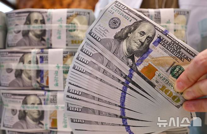 [서울=뉴시스] 황준선 기자 = 22일 서울 중구 하나은행 위변조대응센터에서 직원이 달러화를 정리하고 있다. 도널드 트럼프 미국 대통령이 제롬 파월 미국 연방준비제도 의장에게 금리 인하를 압박하며 연준의 독립성 침해 우려가 커지자 주요 6개국 통화대비 달러의 상대적 가치를 의미하는 달러 지수가 2022년 3월 이후 3년 만에 최저치인 98대 초반으로 떨어지는 등 달러 가치 하락이 지속되고 있다. 2025.04.22. hwang@newsis.com