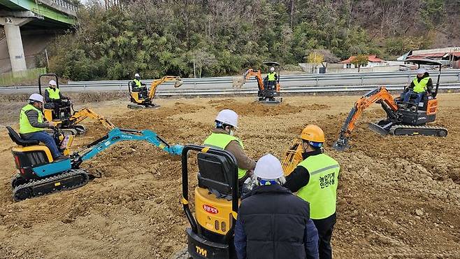 [강릉=뉴시스] 강릉시가 지역 내 농업인을 대상으로 농기계안전교육 진행하고 있는 모습.(사진=강릉시 제공) photo@newsis.com  *재판매 및 DB 금지