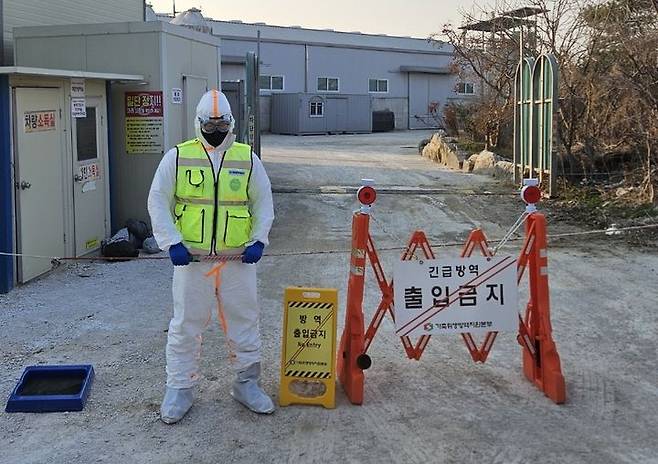 [청주=뉴시스] 사진은 지난 3월 21일 H5N1형 고병원성 조류인플루엔자(AI)가 확진된 충북 청주시 오송읍 동평리 산란계 농장의 출입이 통제되고 있는 모습. (사진=충북도 제공) 2025.03.21. photo@newsis.com *재판매 및 DB 금지