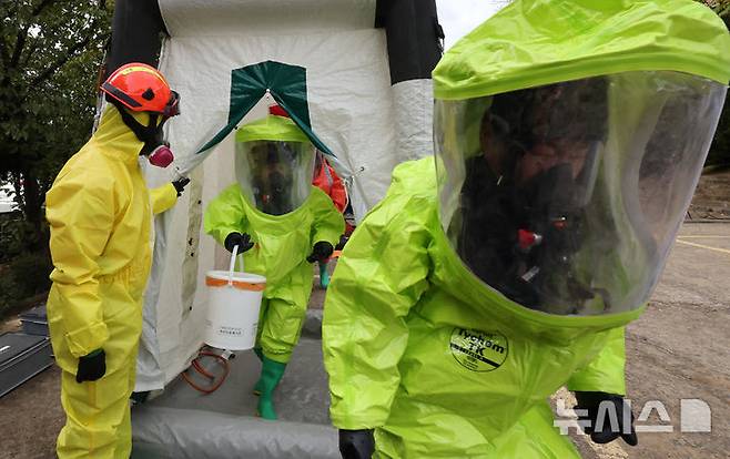 [대구=뉴시스] 이무열 기자 = 29일 대구 중구 계명대학교 대구동산병원 제3주차장에서 ‘2024년 대구시 중구 생물테러 대비·대응 대규모 모의훈련’이 진행되고 있다.2024.10.29. lmy@newsis.com