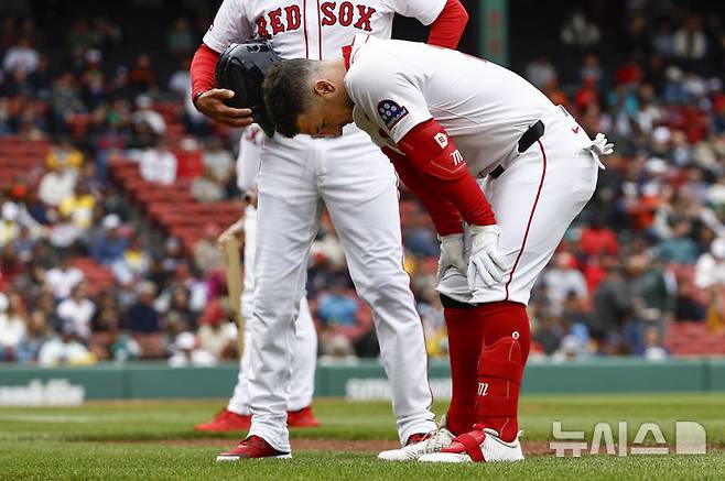 [보스턴=AP/뉴시스] 보스턴 레드삭스의 알렉스 브레그먼이 24일(한국 시간) 미국 매사추세츠주 보스턴의 펜웨이 파크에서 벌어진 볼티모어 오리올스와의 경기에서 5회 허벅지 통증을 호소하고 있다. 2025.05.24