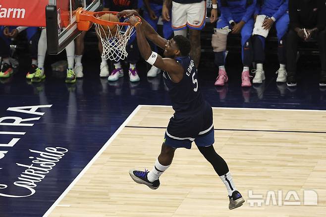 [미니애폴리스=AP/뉴시스] 미네소타 팀버울브스의 앤서니 에드워즈가 25일(한국 시간) 미국 미네소타주 미니애폴리스의 타깃 센터에서 열린 오클라호마시티 선더와의 2024~2025 미국프로농구(NBA) 서부 콘퍼런스 결승 3차전에서 덩크슛을 넣고 있다. 2025.05.25