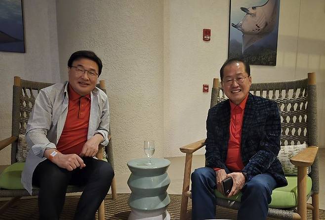 [서울=뉴시스] 권창회 기자 = 지난 19일 홍준표 전 대구시장의 선거대책위원회 합류를 설득하기 위해 미국 하와이로 떠난 국민의힘 특사단이 빅아일랜드 모처에서 홍 전 시장과 회동하고 있다. (사진=김대식 의원실 제공) 2025.05.20. photo@newsis.com *재판매 및 DB 금지