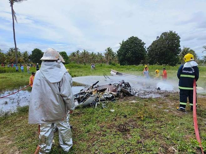 [서울=뉴시스] 25일(현지 시간) 방콕포스트 등에 따르면 전날 오후 1시께 태국 방콕 남쪽 쁘라쭈압키리칸주 무앙 지역에서 경찰 헬기가 추락했다. (사진=태국 소방당국 페이스북 갈무리) 2025.05.25. *재판매 및 DB 금지