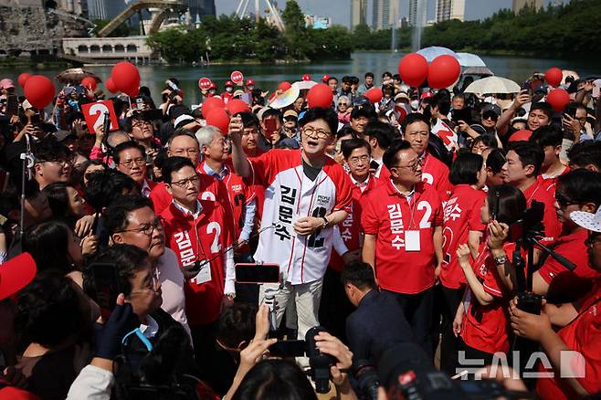 [서울=뉴시스] 김금보 기자 = 한동훈 전 국민의힘 대표가 25일 서울 송파구 석촌호수에서 김문수 국민의힘 대선 후보 지지를 호소하고 있다. 2025.05.25. kgb@newsis.com