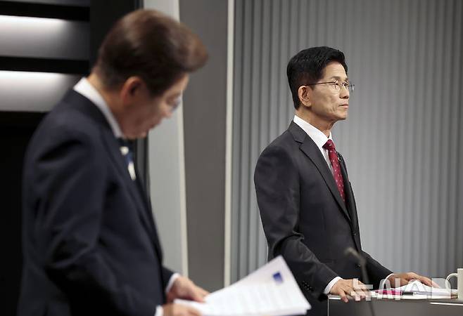 [서울=뉴시스] 국회사진기자단 = 김문수 국민의힘 대선후보가 지난 23일 서울 영등포구 KBS본관 스튜디오에서 열린 중앙선거방송토론위원회 주관 제21대 대통령선거 2차 후보자 토론회 준비를 하고 있다. 왼쪽은 이재명 더불어민주당 후보. 2025.05.23. photo@newsis.com