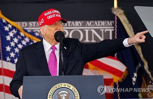 육사 졸업식 연설하는 트럼프 미국 대통령 (웨스트포인트[美뉴욕주] 로이터=연합뉴스) 도널드 트럼프 미국 대통령이 24일(현지시간) 뉴욕주에 있는 웨스트포인트 육군사관학교 졸업식에서 연설하고 있다. 2025.5.24