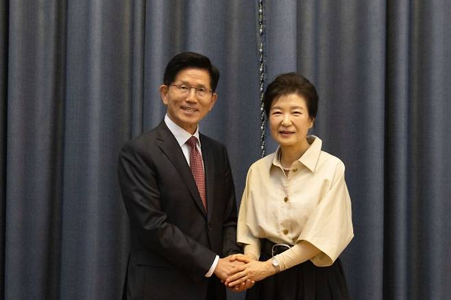 국민의힘 김문수 대선 후보가 24일 대구 달성군 박근혜 전 대통령 사저에서 박 전 대통령을 만나고 있다. 국민의힘 제공