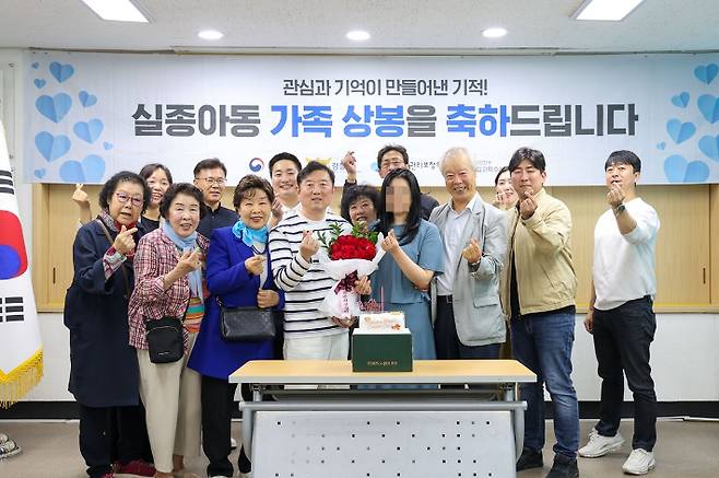 25일 부산 연제경찰서에서 A씨가 45년만에 가족을 상봉하고 있다. 부산 연제경찰서 제공