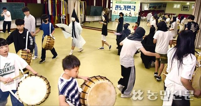 청소년 관노가면극 전수단체 ‘JOM아라’팀이 강릉단오제를 앞두고 연습에 한창이다.