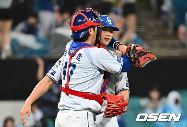 [OSEN=대구, 이석우 기자] 24일 대구삼성라이온즈파크에서 2025 신한 SOL 뱅크 KBO 리그 삼성 라이온즈와 KIA 타이거즈의 경기가 열렸다. 홈팀 삼성은 이승현이, 방문팀 KIA는 김도현이 선발 출전했다. 삼성 라이온즈 강민호가 KIA 타이거즈에 8-4로 승리한 후 이호성과 포옹하고 있다. 2025.05.24 / foto0307@osen.co.kr