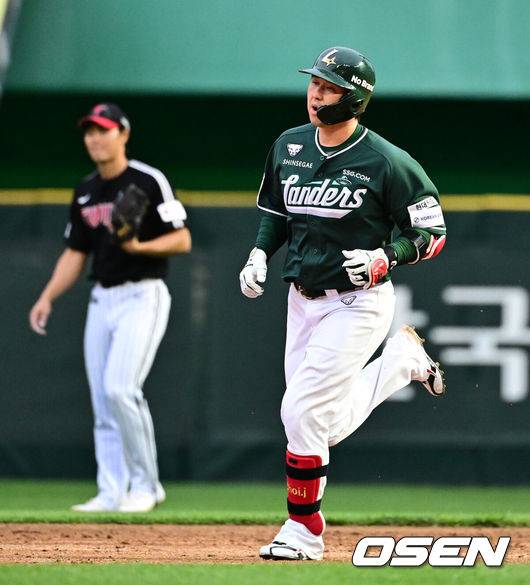 [OSEN=인천, 지형준 기자] 24일 인천 SSG랜더스필드에서 2025 신한 SOL Bank KBO리그 SSG 랜더스와 LG 트윈스의 경기가 열렸다.SSG는 김건우, LG는 치리노스가 선발로 나섰다.&nbsp;5회말 2사에서 SSG 최정이 동점 솔로포를 날리고 그라운드를 돌고 있다. 025.05.24 /jpnews@osen.co.kr